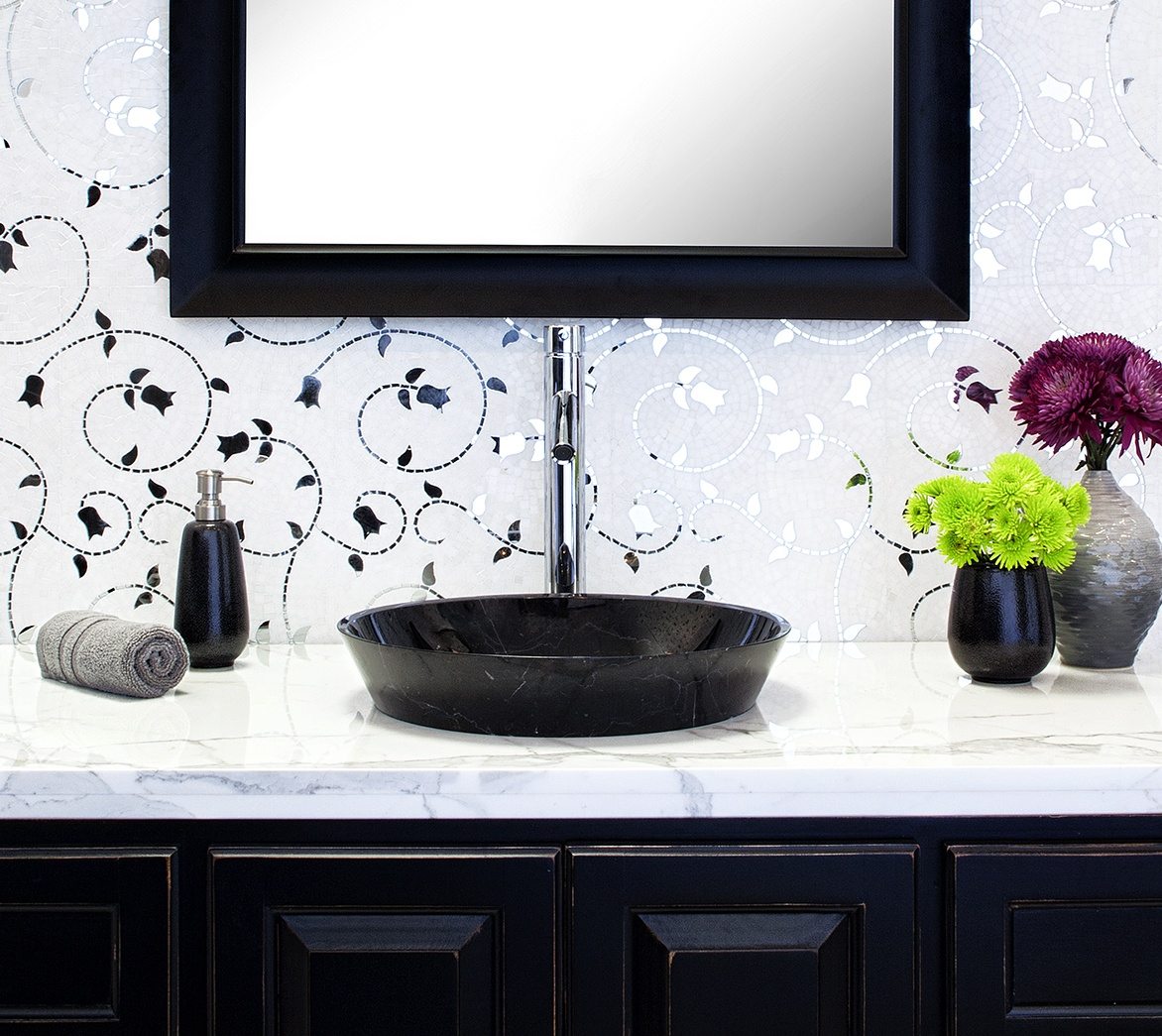 The Tulip pattern in mirror and stone creates a dazzling effect in this bath.